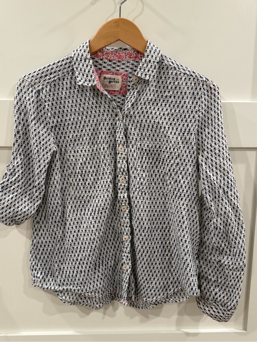 HOLDING HORSES White Shirt with Navy Motif